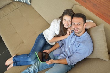 Obraz premium couple at home using tablet computer
