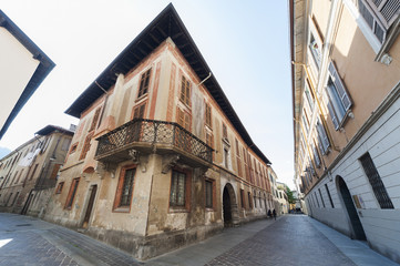 Fototapeta na wymiar Narrow street of lake Como, Italy