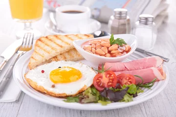 Papier Peint photo Oeufs sur le plat petit déjeuner avec oeuf, bacon et haricot