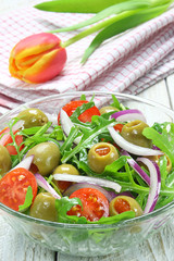 Salad with arugula, tomato, onion and green olives