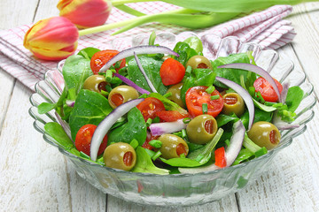 Salad of lamb's lettuce, olives, paprika, tomato and onion