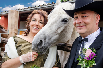Hochzeit: Glückliches Paar mit weißem Pferd :)