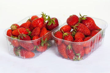 Fraises Gariguettes  en barquette plastique sur fond blanc