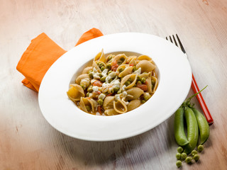 pasta with mozzarella fresh peas and tomatoes