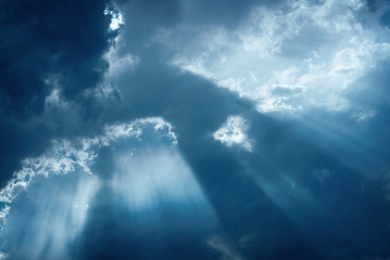 Fototapeta premium Rays of sunlight shining through cloud cover