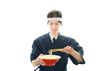 仕事中のラーメン職人