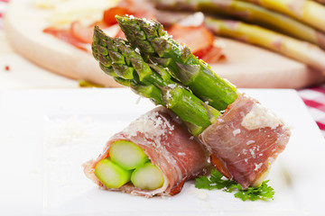 Roasted asparagus with ham and parmesan cheese