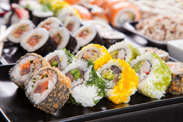 Plakaty  Pyszne kawałki sushi podane na czarnym kamieniu