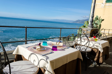tavolo apparecchiato sul mare