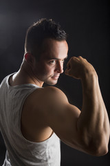 Fototapeta na wymiar Junger attraktiver muskulöser Mann