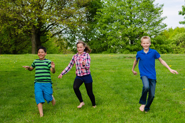 Obraz premium kinder spielen fangen