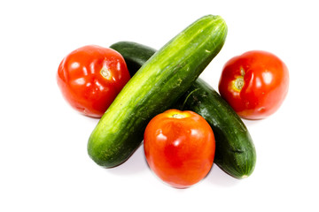 Fototapeta na wymiar Frische Grüne Gurken mit Tomaten