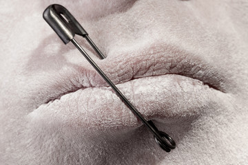 Close-Up Lippen mit einer Sicherheitsnadel verschlossen