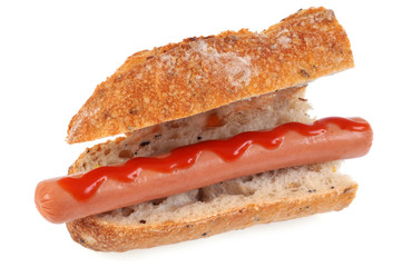 Hot-dog épicé avec du  pain aux céréales