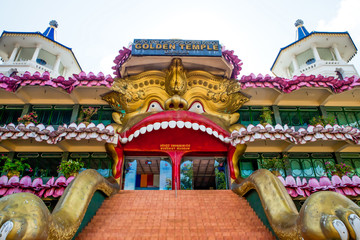 Obraz premium Gold Buddha temple, Dambulla, Sri Lanka