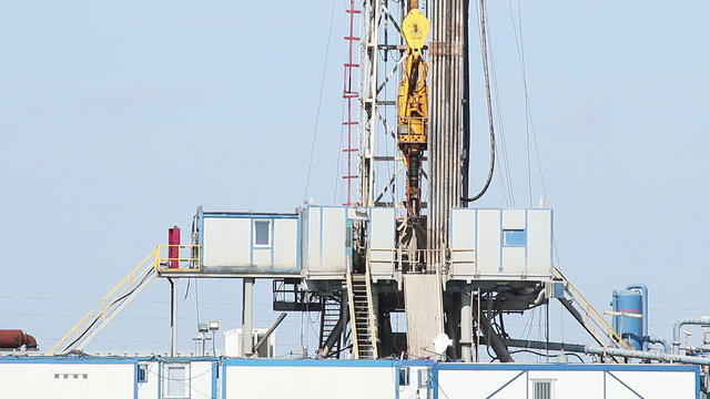 oil drilling rig with top drive system
