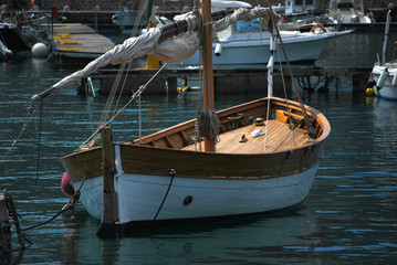 Fototapeta na wymiar Wooden sailing boat