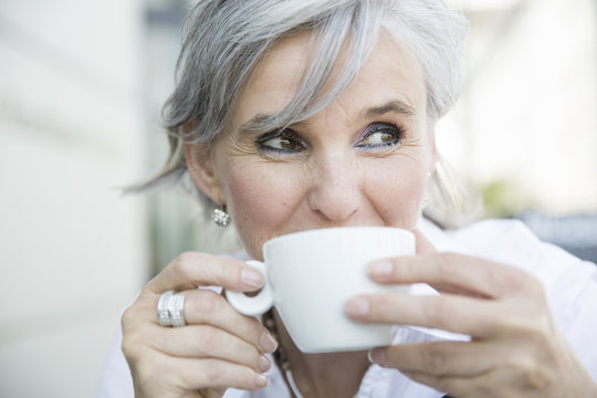&auml;ltere Frau mit Kaffeetasse
