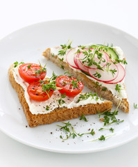 Bread with quark cheese and vegetables