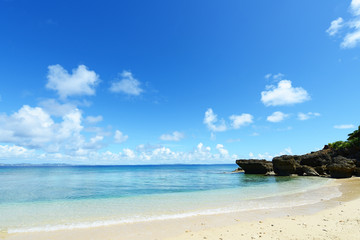 伊是名島の美しい珊瑚の海と夏空