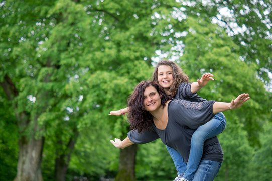 Mutter und Tochter haben Spa&szlig; im Park