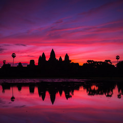 Fototapeta na wymiar Piękna sylwetka podczas wschodu słońca Angkor Wat, Kambodża