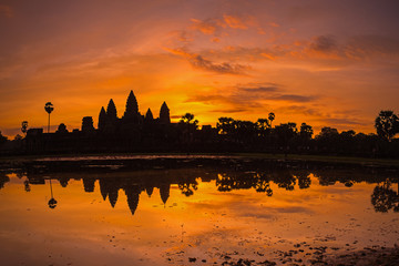 Fototapeta na wymiar beautiful silhouette of Angkor Wat during sunrise, Cambodia
