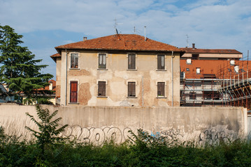 Fototapeta na wymiar Fasada domu z ściany zniszczone, opuszczone ruiny