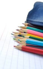 crayons de couleurs sortant d'une trousse