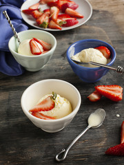 Vanilla ice cream with strawberry