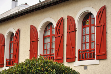 Obraz premium Old wood windows on a concrete house