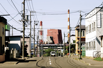 坂の上から見る工場とエントツ