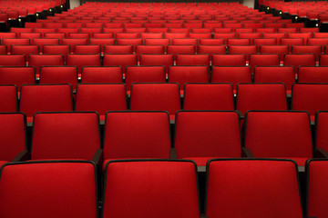 Rode stoelen in bioscoop