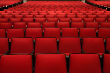 Cercles muraux Théâtre Chaises rouges au cinéma