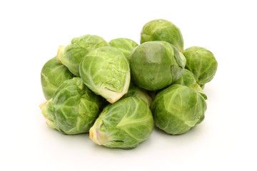 Choux de Bruxelles sur fond blanc