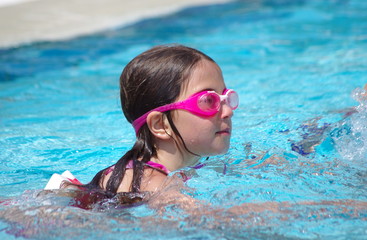 fillette à la piscine