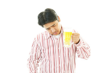 ビールを飲みすぎた男性