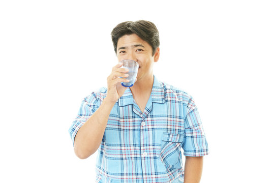 水を飲む笑顔の男性