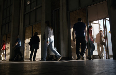 Shoppers entering and leaving a store - obrazy, fototapety, plakaty