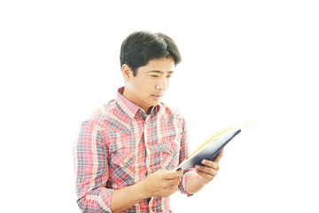 読書を楽しむ男性