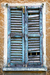 Fototapeta na wymiar Castiglione Olona zielony biały okno