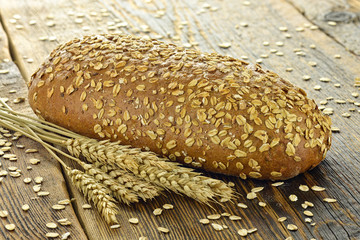 Obrazy na Plexi  Chleb na drewnianym stole