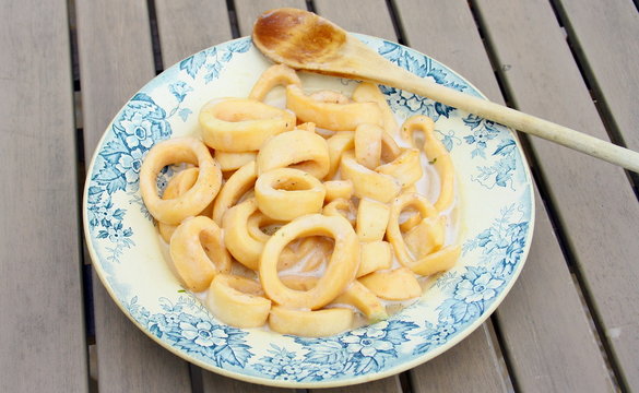 assiette de calamars ,anneaux d'encornets en sauce