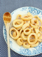 assiette de calamars ,anneaux d'encornets en sauce