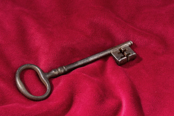 Schlüssel auf rotem Samtkissen
