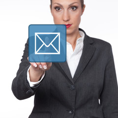 Frau berührt imaginären Bildschirm und berührt Mail Button