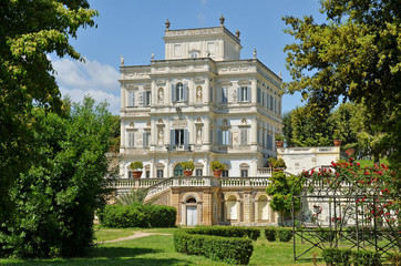 Fototapeta na wymiar palazzina dell'algardi a villa pamphili in roma,italia