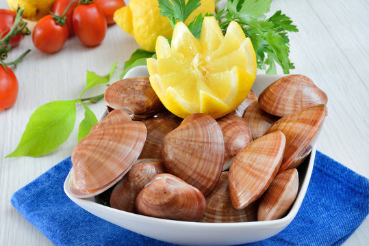 raw sea fruits called fasolari