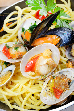 spaghetti with clams fasolari and mussels