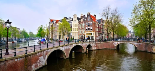 Schilderijen op glas Panoramisch beeld van de grachten en bruggen van Amsterdam © Jenifoto